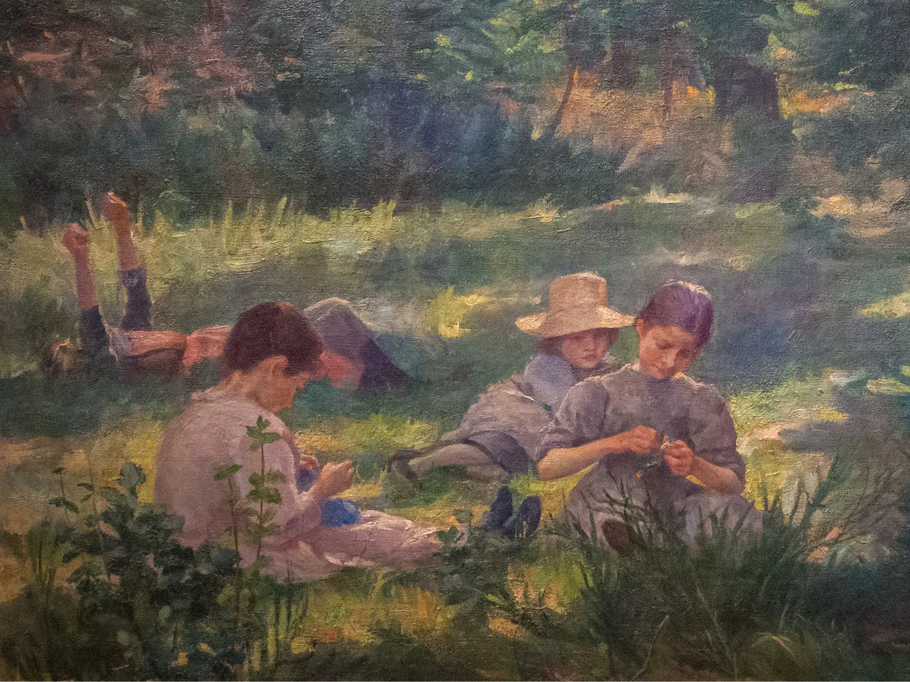 Slika štirih otrok v travi